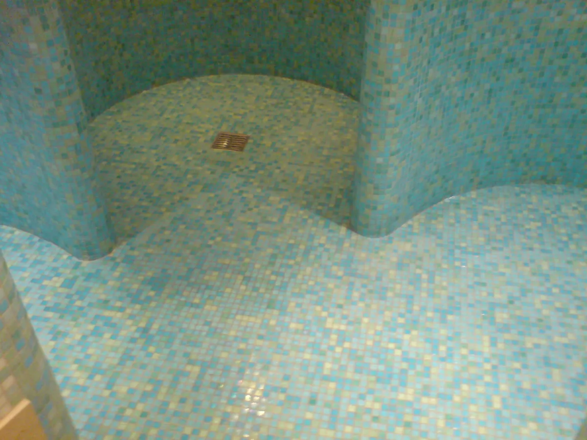 Dampfbad komplett mit türkisem Glas-Mosaik ausgelegt von Speer Baugesellschaft