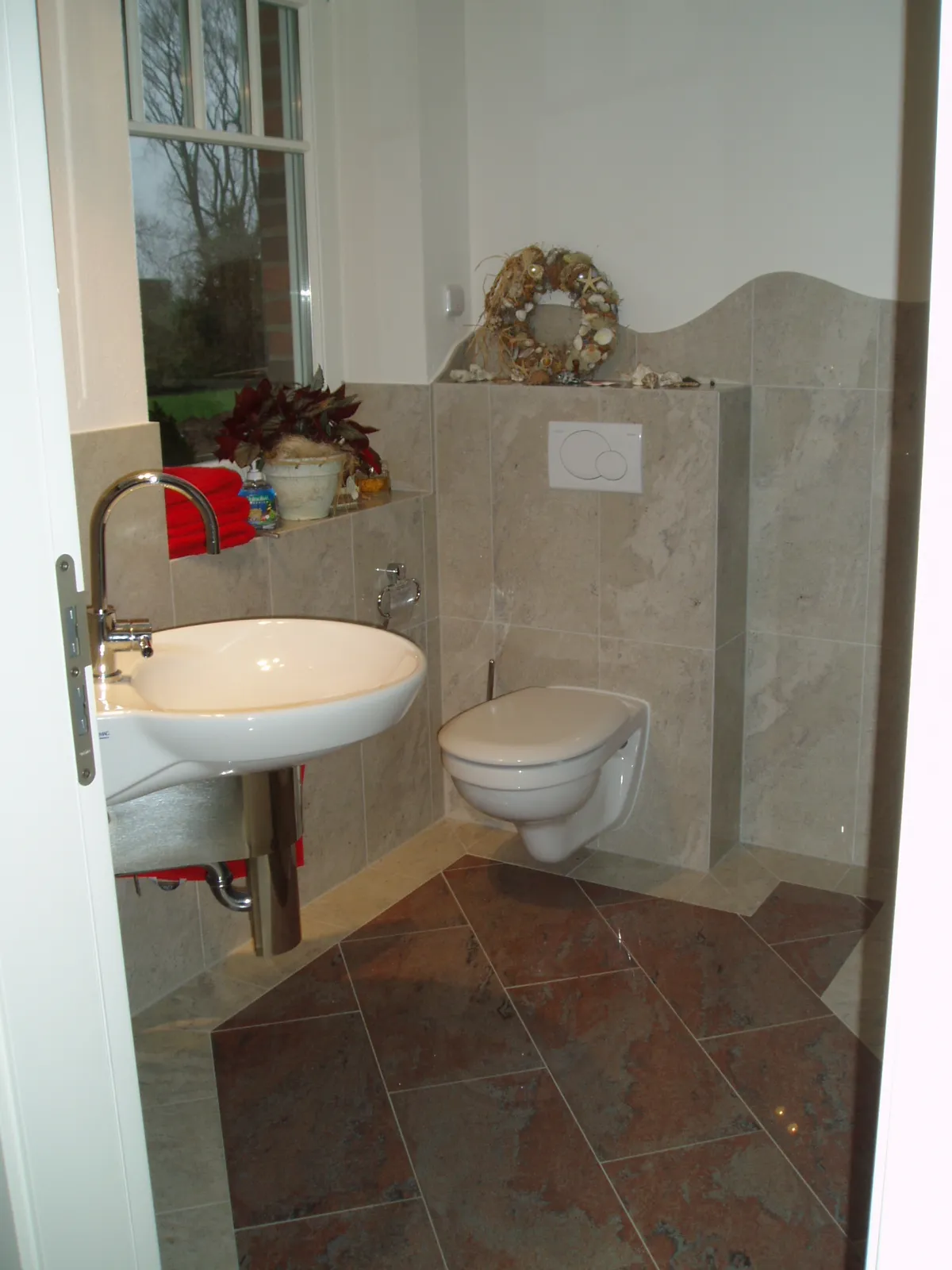 Gäste-WC mit Naturstein-Wandfliesen und Granit-Bodenfliesen